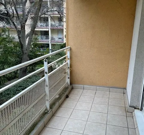 A quelques pas de Jardins de la Fontaine au fond d'une impasse calme 