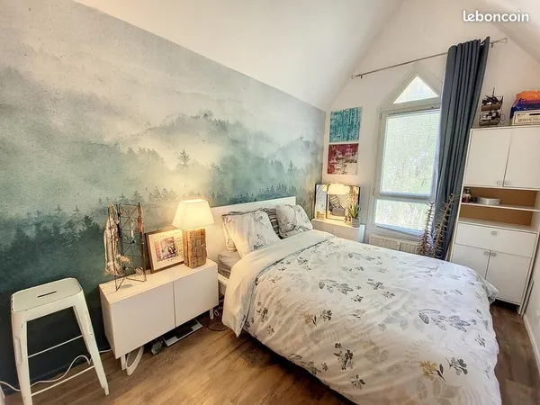 Appartement meublé T2 de 54 m², au 3ème et dernier étage d'un immeuble, situé près du château 