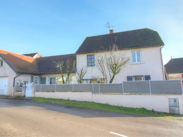 Viévigne - Maison de village T8 avec garage et petit jardin 