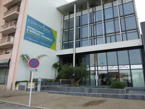 Cannes La Bocca,proche parking public et supermarchés ,bureaux neufs en location 