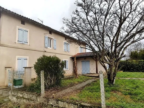 Maison rénovée T5 de 140m2 sur 2600m2 de terrain et dépendances 