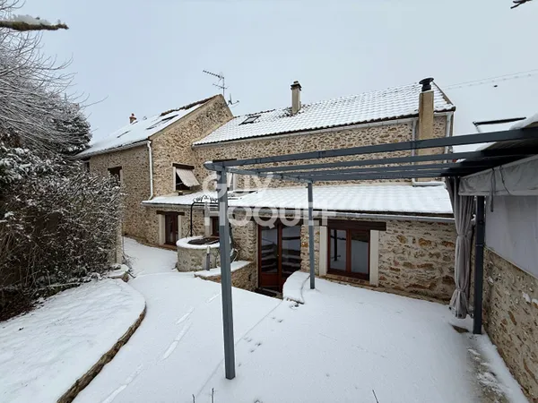 Maison dans village avec écoles 