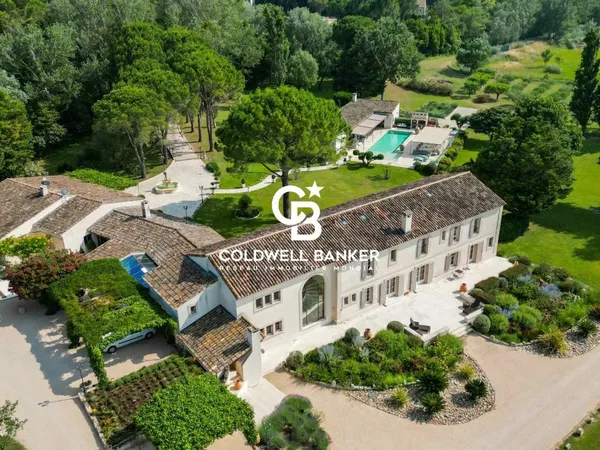 Un Domaine d'exception au coeur de la campagne arlésienne 