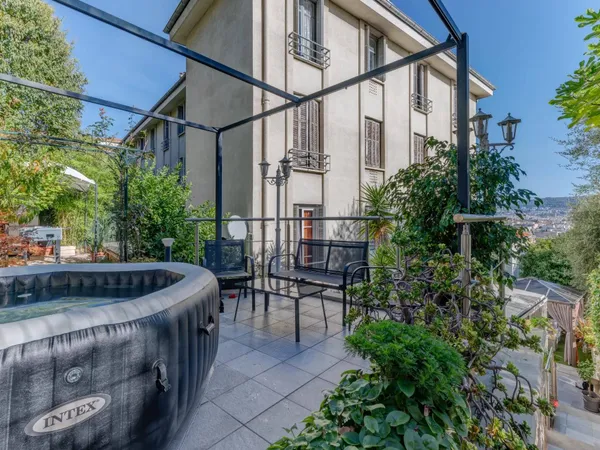 NICE- Q.RE DES BAUMETTES, Appartement/Villa de 3/4 pièces de 92m² avec véranda, terrasse, jardin 