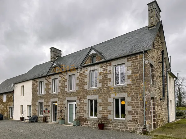 Propriété familiale de 195 m² rénovée avec deux maisons au calme 