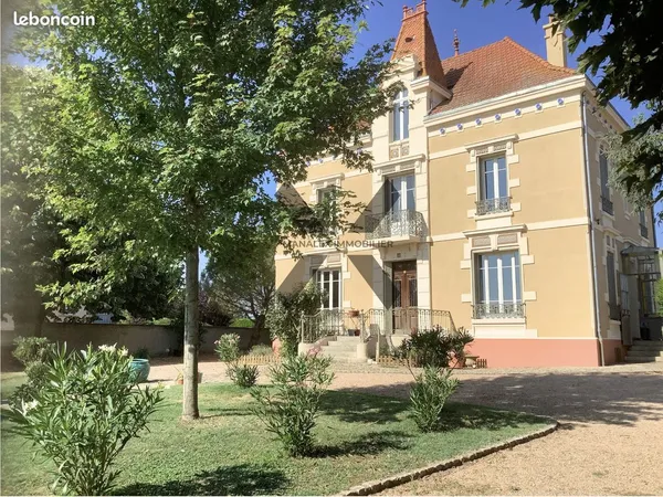 Propriété 8 pièces 220 m² 