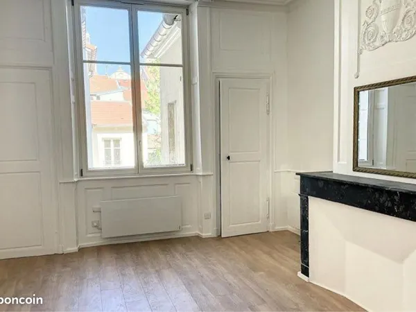 Studio rénové - Centre-ville - rue saint Antoine 