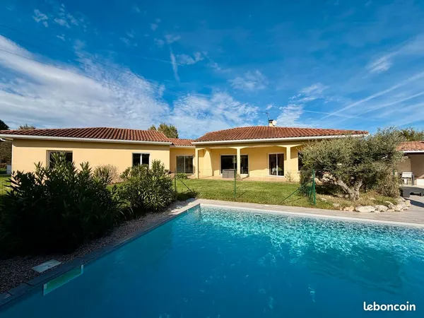 Maison d'architecte de plain-pied avec piscine 