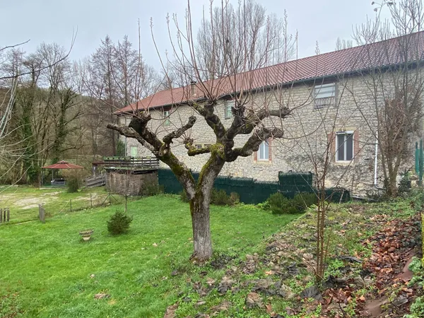 SUPERBE PROPRIETE EN PIERRE A USAGE DE CHAMBRES D'HOTES ET G 