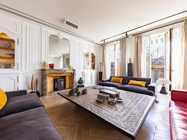Odeon - 4e etage avec asc. Entierement rénové et climatisé 