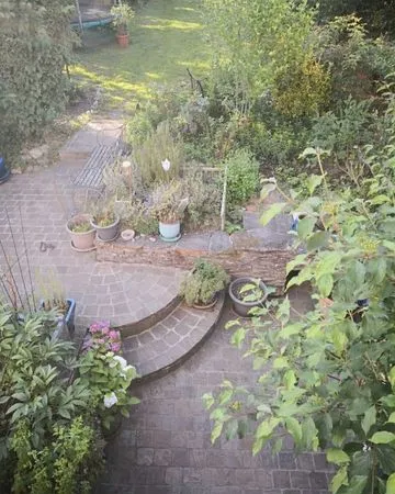 Appartement type maisonnette en duplex avec jardin, terrasse,piscine et ça dépendance 