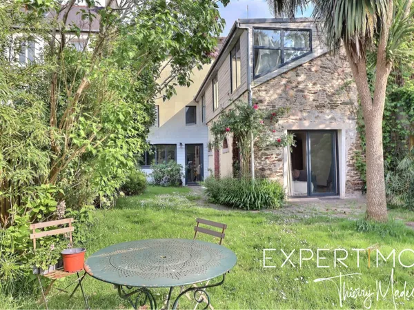 LANDERNEAU MAISON DE VILLE DE CARACTERE DE 295 m2 JARDIN ARBORE 539 m2 