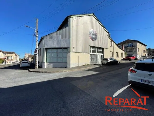 À LOUER - Grand local commercial avec bureaux et parking priv 