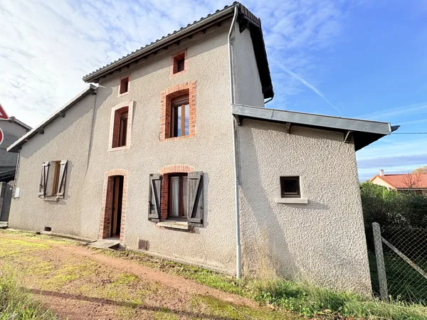 Maison de bourg avec garage et terrain 