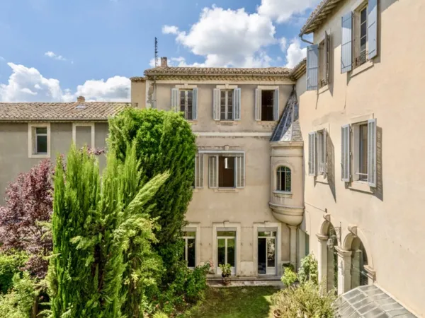 Hôtel particulier en plein coeur de L'Isle-sur-la-Sorgue,. 