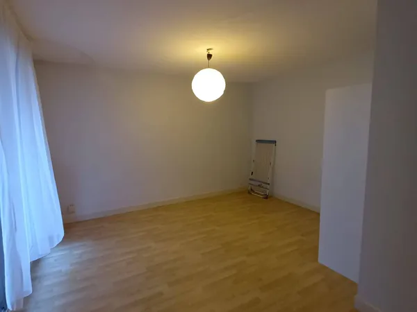 TOURS STUDIO MEUBLE 30m² AVEC CUISINE SEPAREE RUE GAMBETTA 