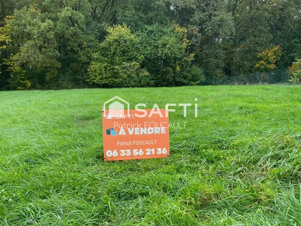 Beau terrain constructible en lisière d'un bois 