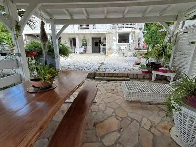 Location bas de villa de type F4 avec un jacuzzi et carbet extérieur 