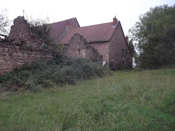 Vends ancienne ferme à rénover avec un terrain constructible quartier résidentiel La Clayette 
