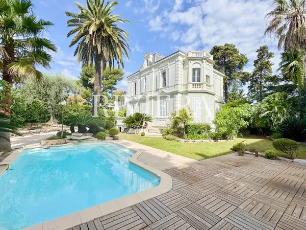 Superbe villa Belle Époque avec piscine et jardin au coeur de Cannes en cours de rénovation 
