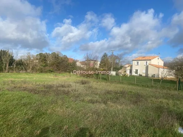 CISSE - TERRAIN CONSTRUCTIBLE ET VIABILISÉ DE 748 M2 - LIBRE DE CONSTRUCTEUR DANS UN SECTEUR CALME E