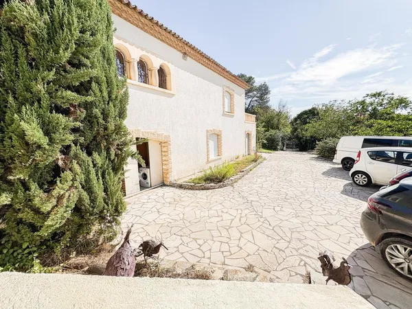 Lot de 4 appartements + garage + 700 m² de terrain 