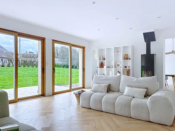 Maison 7 pièces, 178 m² au sol, hangar et deux dépendances 