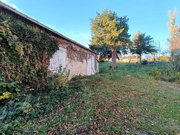 TERRAIN CONSTRUCTIBLE AVEC GARAGE 