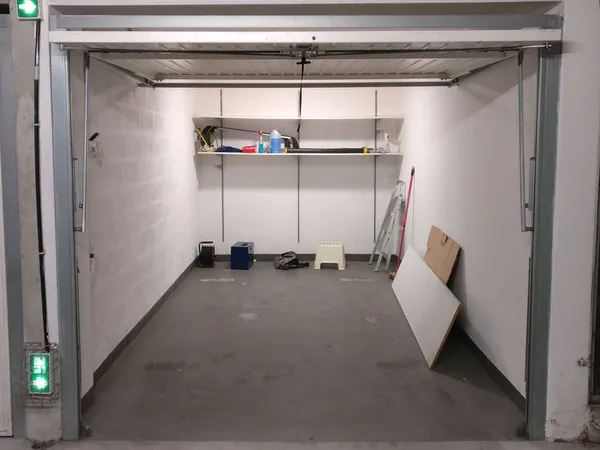 Garage fermé 15m2. Propre et électrifié. Serrure sécurité. 