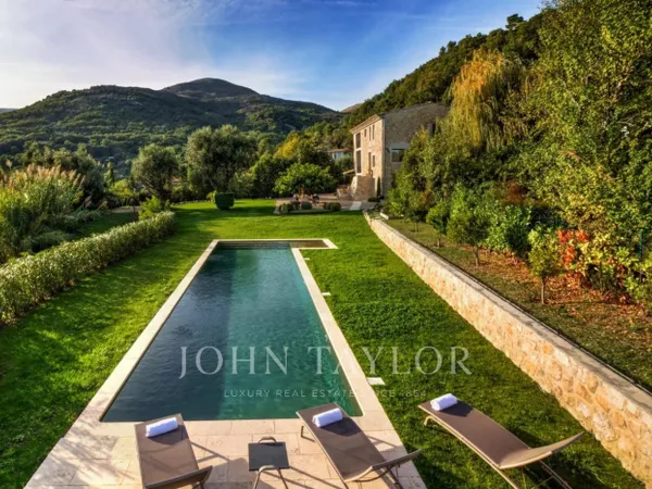 Maison en pierres au style contemporain à louer à Vence 