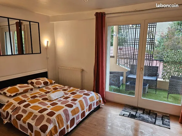 Super 2 pieces en colocation ( salon & balcon privés) possible 2 personnes ( pas de couple ) 