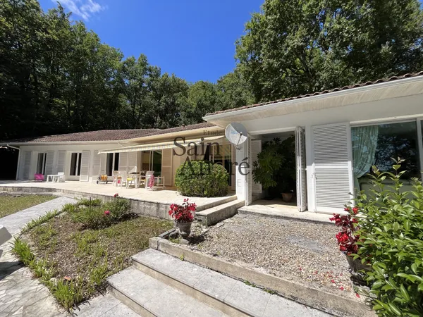 Villa 70's de Charme Plain-Pied Cadre Boisé avec Piscine 