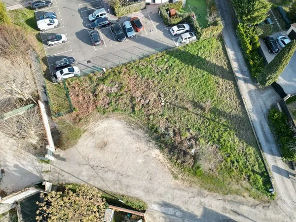 EXCLUSIVITE A VENDRE DRAGUIGNAN - TERRAIN CONSTRUCTIBLE 674m² avec Permis de construire 