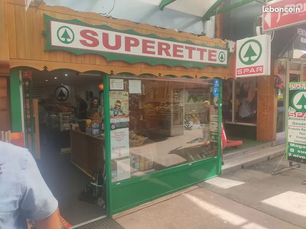 Mur commerce épicerie au Lioran 