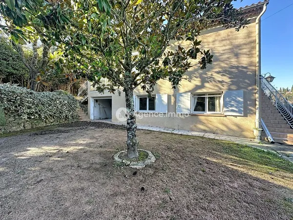 Bas de villa avec garage et jardin 