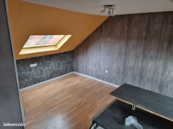 Appartement mansardé non meublé 