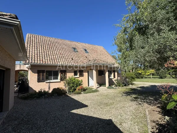 Belle et spacieuse maison, 3 chambres, piscine et jardin. 
