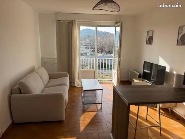 Studio entièrement meublé, neuf et ensoleillé 