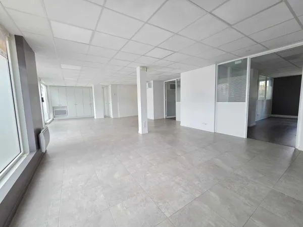 Local commercial 148m2 + 36m2 situé à proximité de la gare d 