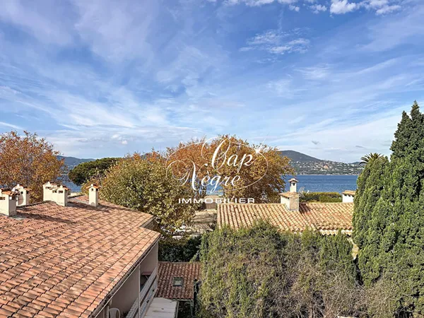 APPARTEMENT RÉNOVÉ VUE MER PROCHE PLAGE À VENDRE À SAINT TROPEZ 