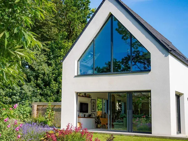 Maison contemporaine, pignon vitré plein sud et sans vis à vis 