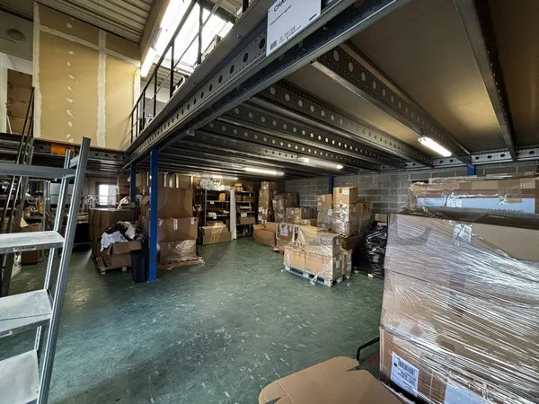 Local industriel 1 pièce 282 m² 