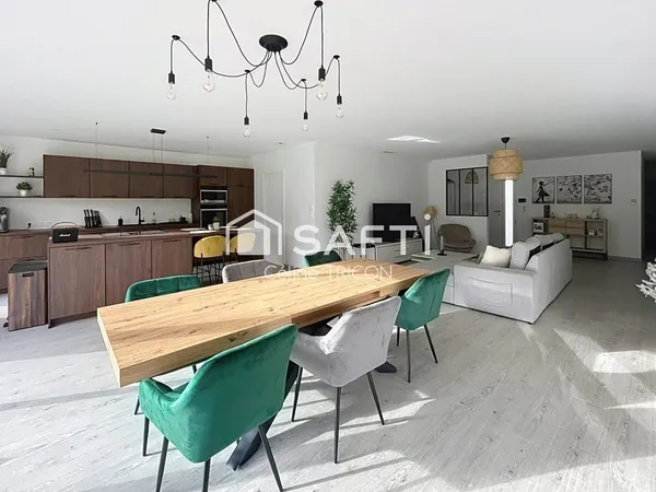 Contemporaine lumineuse aux volumes généreux 