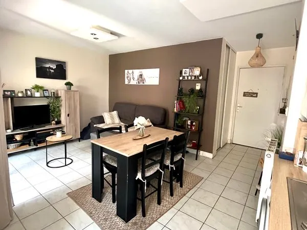 Appartement T2 40 m² Décines Centre jardin et parking privés 