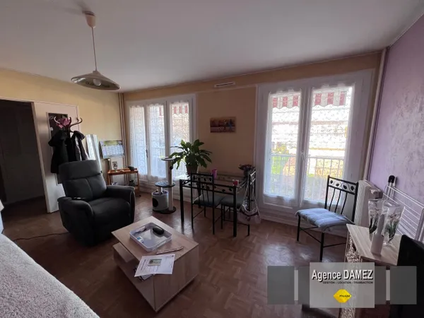 A Dourdan, Appartement F1 avec balcon, garage et cave, proche commerces 