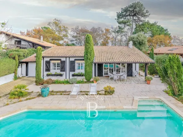 BELLE VILLA AVEC PISCINE ET 4 CHAMBRES DONT UNE SUITE CÔTÉ FORÊT 