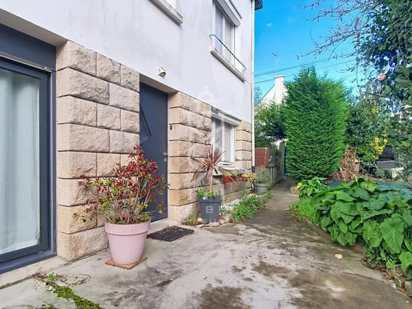 LANESTER : Maison mitoyenne d'un coté avec 7 chambres 