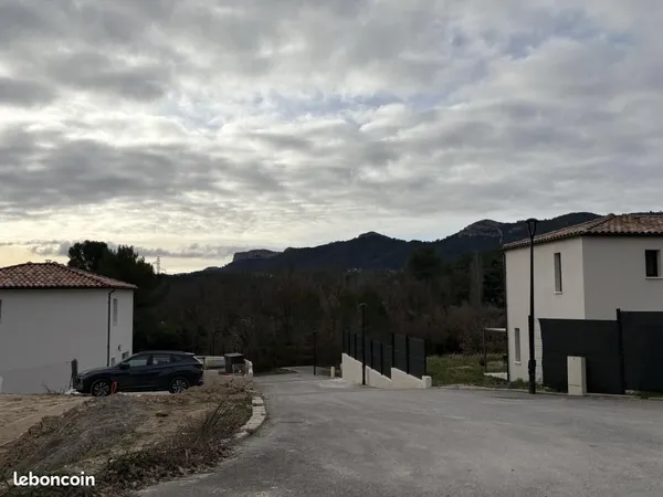 Terrain 600 m² Greasque 