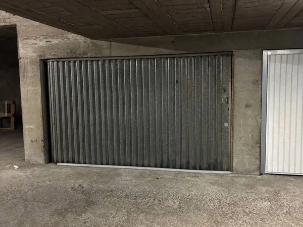 Loue grand Parking Box environ 20m² porte fermée et sécurisée 