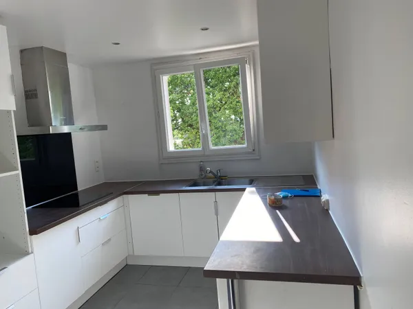 Loue appartement 3 chambres balcon, centre Cauderan (33) 